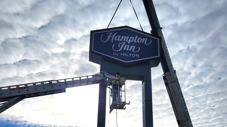 crane-removes-hampton-inn-by-hilton-sign-from-minnesota-hotel-that-allegedly-denied-service-to-dhs,-ice-agents