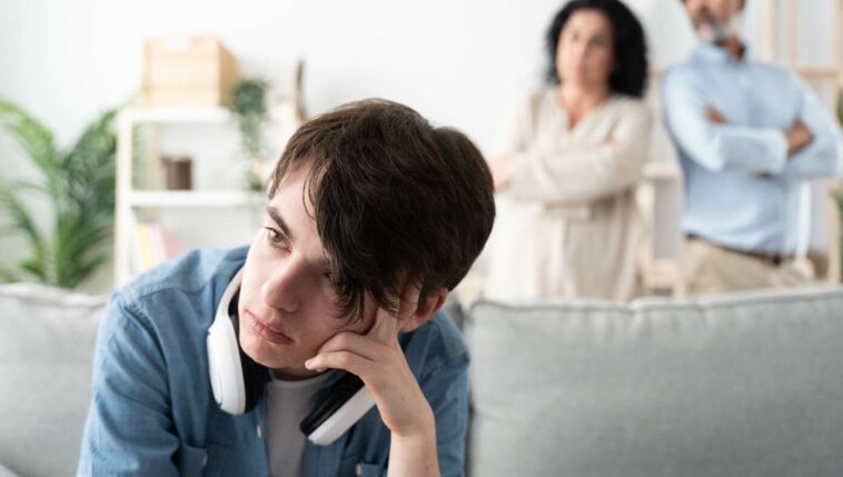 teenager-confused-how-parents-still-don’t-know-everything-when-it-only-took-him-16-years