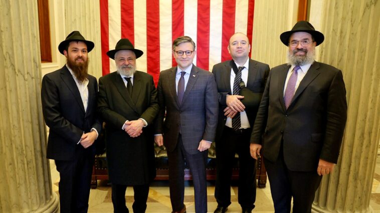 johnson-meets-with-muslim-man-who-confronted,-disarmed-bondi-beach-attacker