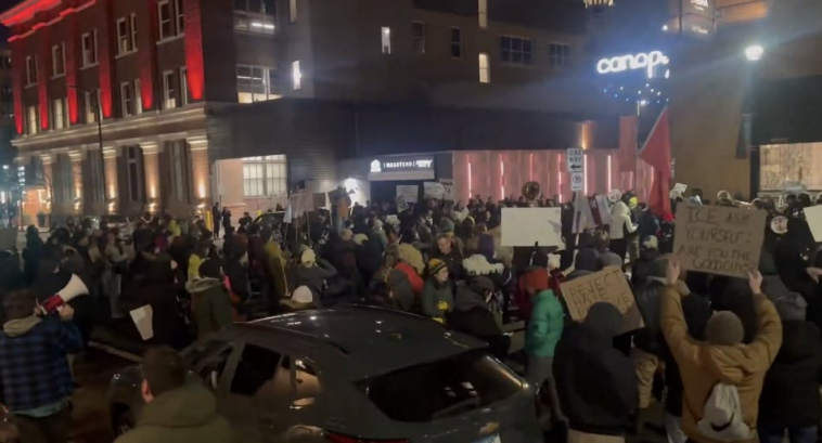 ‘you-better-f*cking-run!’:-police-chief-chased-by-anti-ice-protesters-in-minneapolis