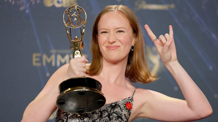 ‘hacks’-star-hannah-einbinder-says-‘none-of-us-are-safe’-after-ice-shooting,-calls-to-abolish-agency