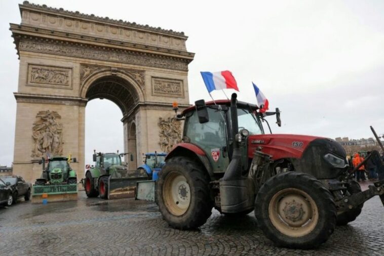 french-farmers-burst-into-paris-with-hundreds-of-tractors-to-protest-against-the-eu’s-mercosur-agreement-that-threatens-national-agriculture-and-favors-globalist-interests