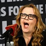 actress-lea-thompson-is-‘f**king-pissed,’-gets-choked-up-over-renee-good:-ice-agents-‘shoot-up-people-for-no-reason’