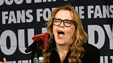actress-lea-thompson-is-‘f**king-pissed,’-gets-choked-up-over-renee-good:-ice-agents-‘shoot-up-people-for-no-reason’
