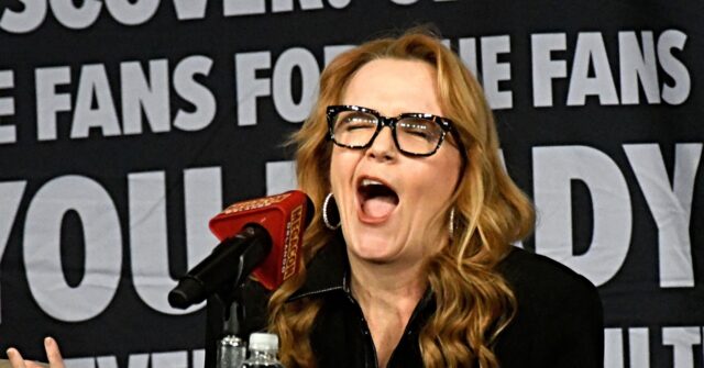 actress-lea-thompson-is-‘f**king-pissed,’-gets-choked-up-over-renee-good:-ice-agents-‘shoot-up-people-for-no-reason’