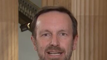 chris-murphy:-ice-operations-‘inhumane-and-illegal’