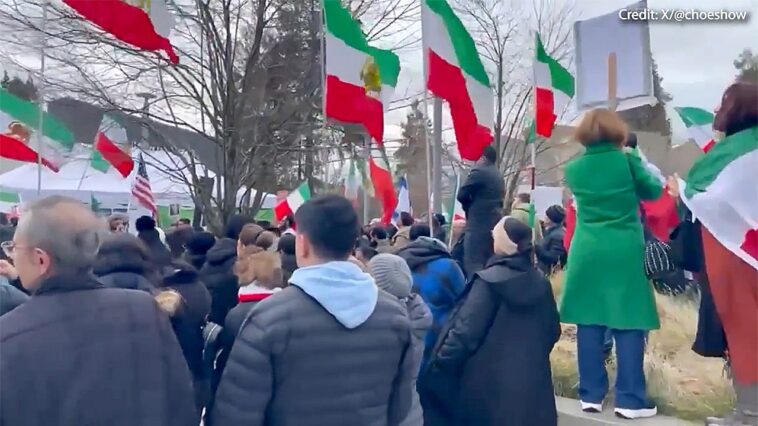 washington-anti-ice-agitators-clash-with-crowd-calling-for-iran-regime-change