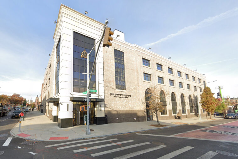 antisemitic-lunatic-stalks-family-and-yells-‘i’m-going-to-kill-all-the-jews’-—-before-punching-dad