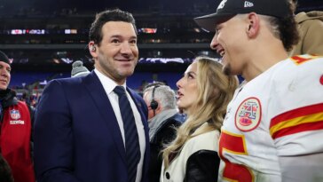 ex-nfl-star-tony-romo-takes-heat-during-his-call-of-bills-jaguars-playoff-game