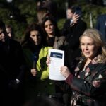 white-house-stands-by-embattled-ice-agent,-slams-renee-good-as-‘lunatic’