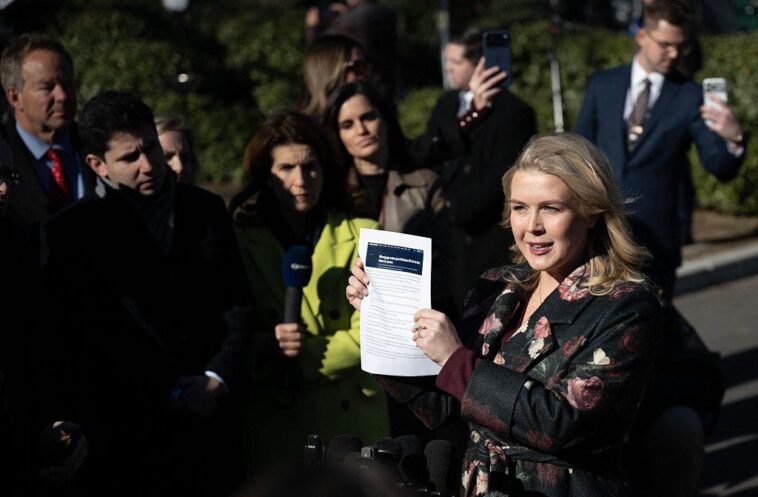 white-house-stands-by-embattled-ice-agent,-slams-renee-good-as-‘lunatic’