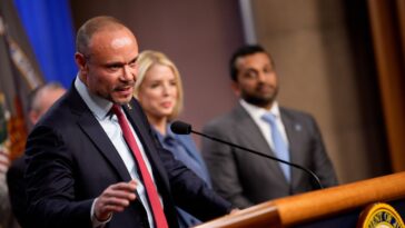 dan-bongino-announces-he’s-returning-to-the-airwaves-after-his-fbi-departure