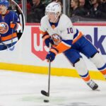 simon-holmstrom-is-on-an-islanders-tear-—-and-reunion-with-jean-gabriel-pageau-isn’t-hurting