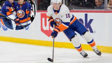 simon-holmstrom-is-on-an-islanders-tear-—-and-reunion-with-jean-gabriel-pageau-isn’t-hurting