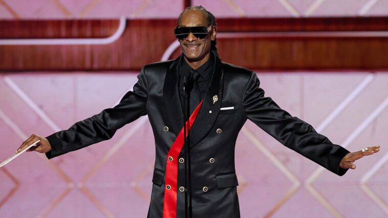 snoop-dogg-proves-he’s-still-in-hollywood’s-good-graces-despite-trump-controversy