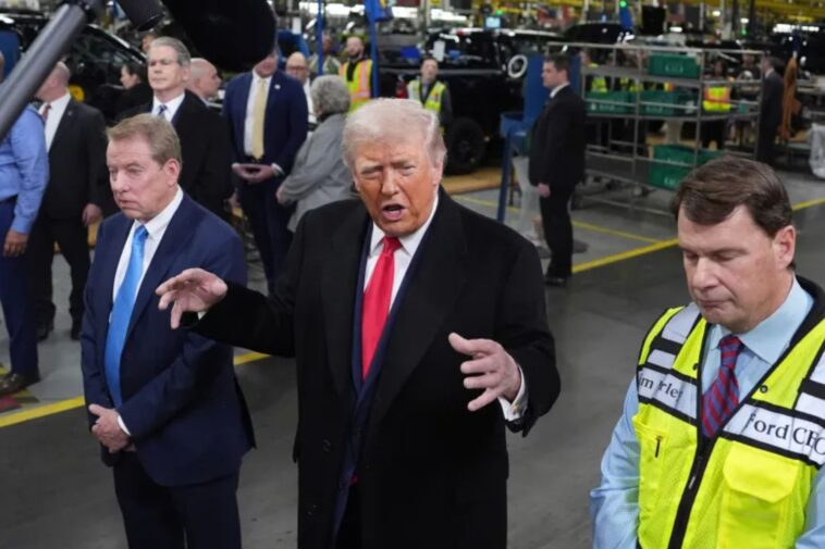 trump-flipped-off-‘lunatic’-who-called-him-‘pedophile-protector,’-white-house-confirms