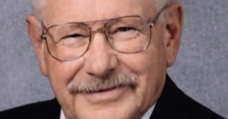 body-found-on-washington-beach-identified-as-former-oregon-mayor-who-disappeared-nearly-20-years-ago