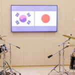 south-korean-and-japanese-leaders-bang-out-k-pop-tunes-at-drum-summit