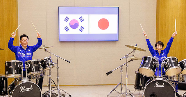 south-korean-and-japanese-leaders-bang-out-k-pop-tunes-at-drum-summit