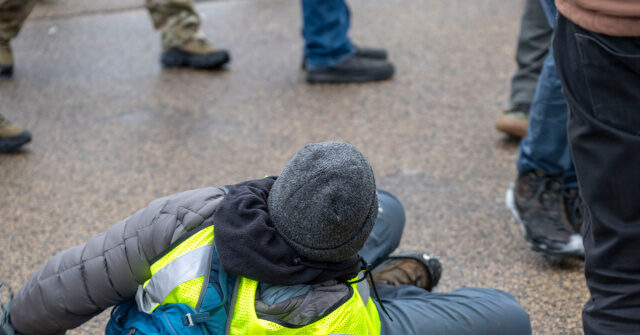 homeland-security:-federal-agent-shoots-venezuelan-violently-resisting-arrest-in-minneapolis