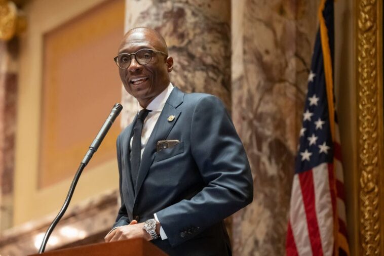 ‘we-help-our-neighbors’:-minnesota-state-lawmaker-tries-to-defend-group-attack-on-ice-agent