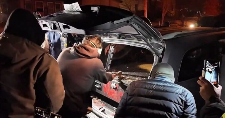 stunning-footage:-minneapolis-rioters-break-into-federal-agent’s-vehicle,-steal-weapon-and-ammunition