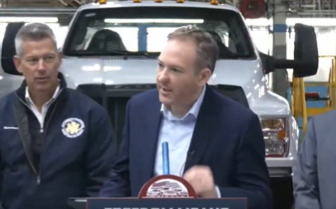 lee-zeldin-has-to-slowly-explain-to-a-reporter-why-american-auto-workers-benefit-from-lower-auto-prices-(video)