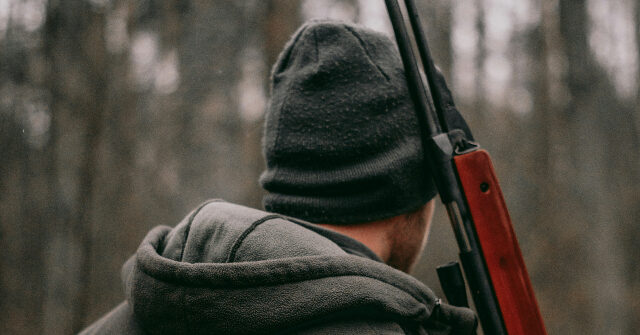 watch-—-st.-paul:-man-with-rifle-stands-guard-‘after-ice-sightings’