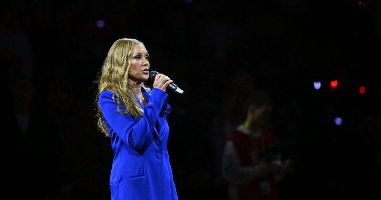 watch:-us-national-anthem-heckled-at-london-nba-game