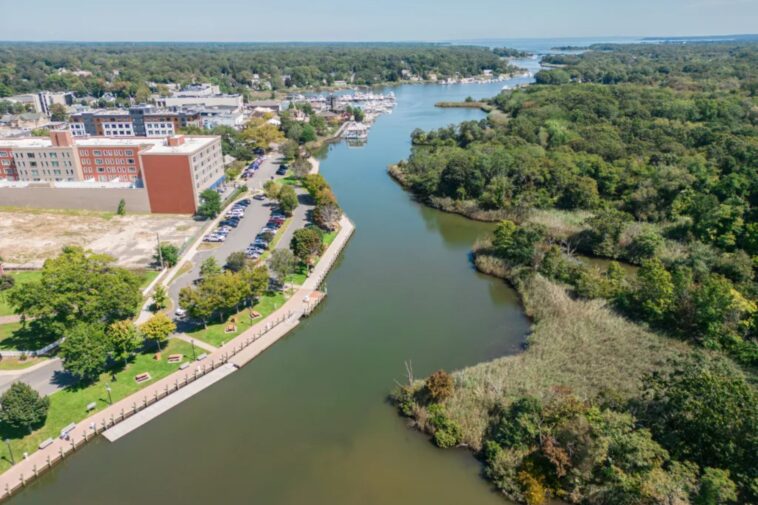 10k-gallons-of-raw-sewage-spill-into-li-river-—-but-health-officials-claim-everything-is-ok:-‘no-smell,-no-odor’