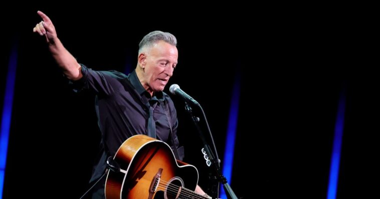 bruce-springsteen-pauses-concert-to-deliver-vulgar-anti-ice-message