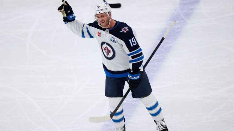 toews-gets-rousing-ovation-in-return-to-chicago