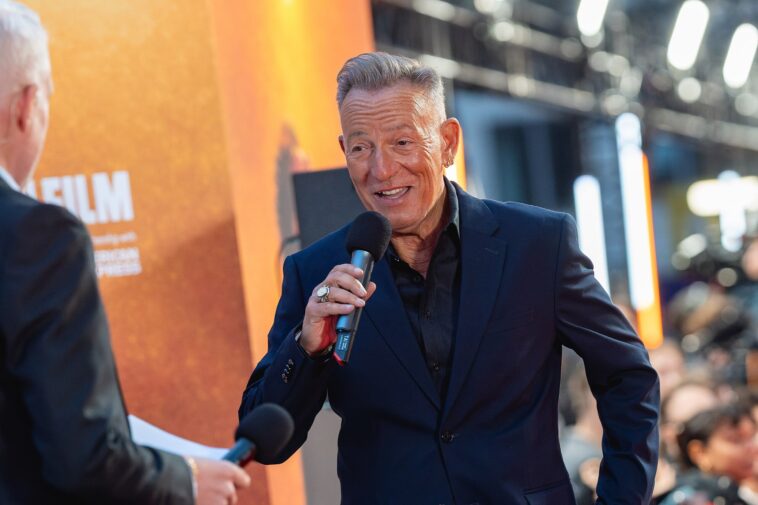 bruce-springsteen-pauses-concert-to-deliver-vulgar-anti-ice-message