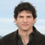 ashton-kutcher-sets-record-straight-on-rumors-he-and-wife-mila-kunis-don’t-shower