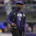 brian-flores-gets-new-vikings-contract-—-but-it’s-not-a-guarantee-he-returns