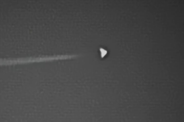 mysterious-‘dorito-shaped’-aircraft-spotted-flying-at-night-over-area-51:-‘something-interesting-here’