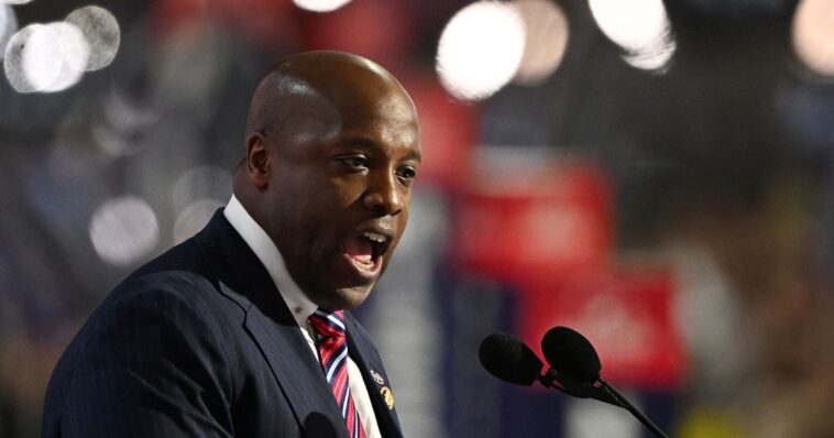 mike-johnson-stunned-by-republican’s-absence-at-critical-vote-to-fund-dhs-amid-ice-raids