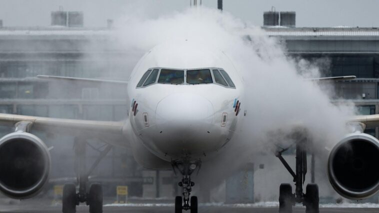 delta-urges-travelers-to-rebook-as-winter-storm-threatens-weekend-flights