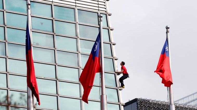 sans-ropes,-honnold-climbs-to-top-of-taipei-101