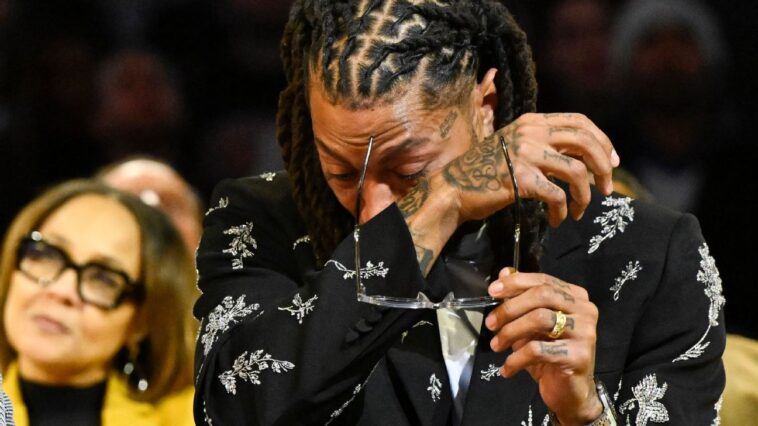 emotional-rose-sees-bulls’-no.-1-jersey-retired