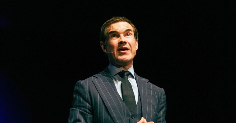 watch:-british-comedian-jimmy-carr-takes-down-woke-audience-member,-reminds-crowd-of-woke’s-satanic-origin