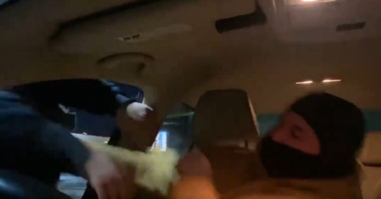 watch:-kick-streamer-ambushed-by-antifa-thugs-after-minneapolis-anti-ice-protest-–-fights-back-in-viral-video