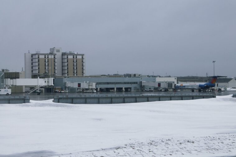 private-jet-crashes-in-maine-with-eight-people-on-board-as-storms-batter-east-coast-(video)