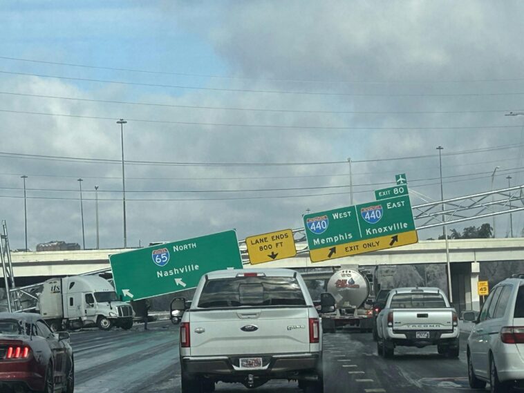 pictures:-ice-wreaks-havoc-on-nashville,-leaving-thousands-without-power