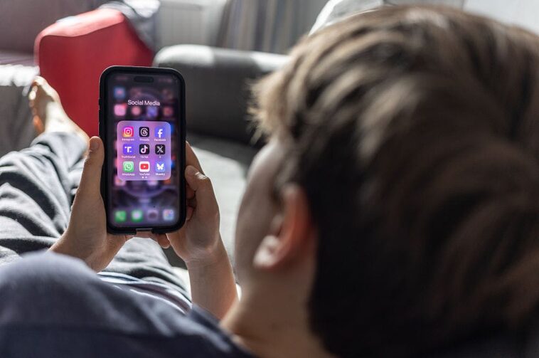 bellwether-social-media-addiction-trial-puts-instagram,-youtube,-and-tiktok-in-the-crosshairs