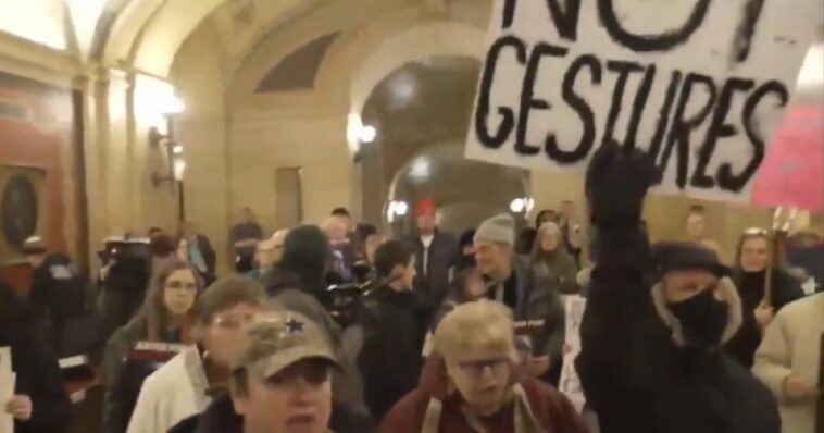 watch:-anti-ice-protesters-storm-tim-walz’s-office-at-the-minnesota-capitol