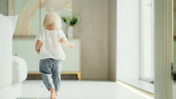 toddler-rushes-to-save-mom-from-having-to-use-bathroom-alone