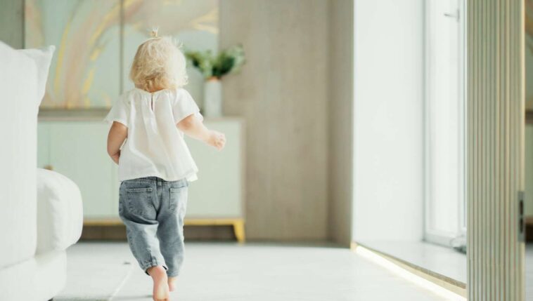 toddler-rushes-to-save-mom-from-having-to-use-bathroom-alone
