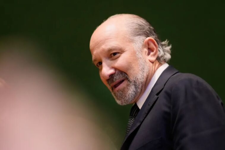 commerce-secretary-howard-lutnick-visited-epstein’s-‘pedo-island’,-emails-released-by-doj-reveals