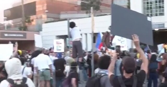 cnn’s-miracle:-people-in-la.-overtook-ice-property,-‘cornered’-officers